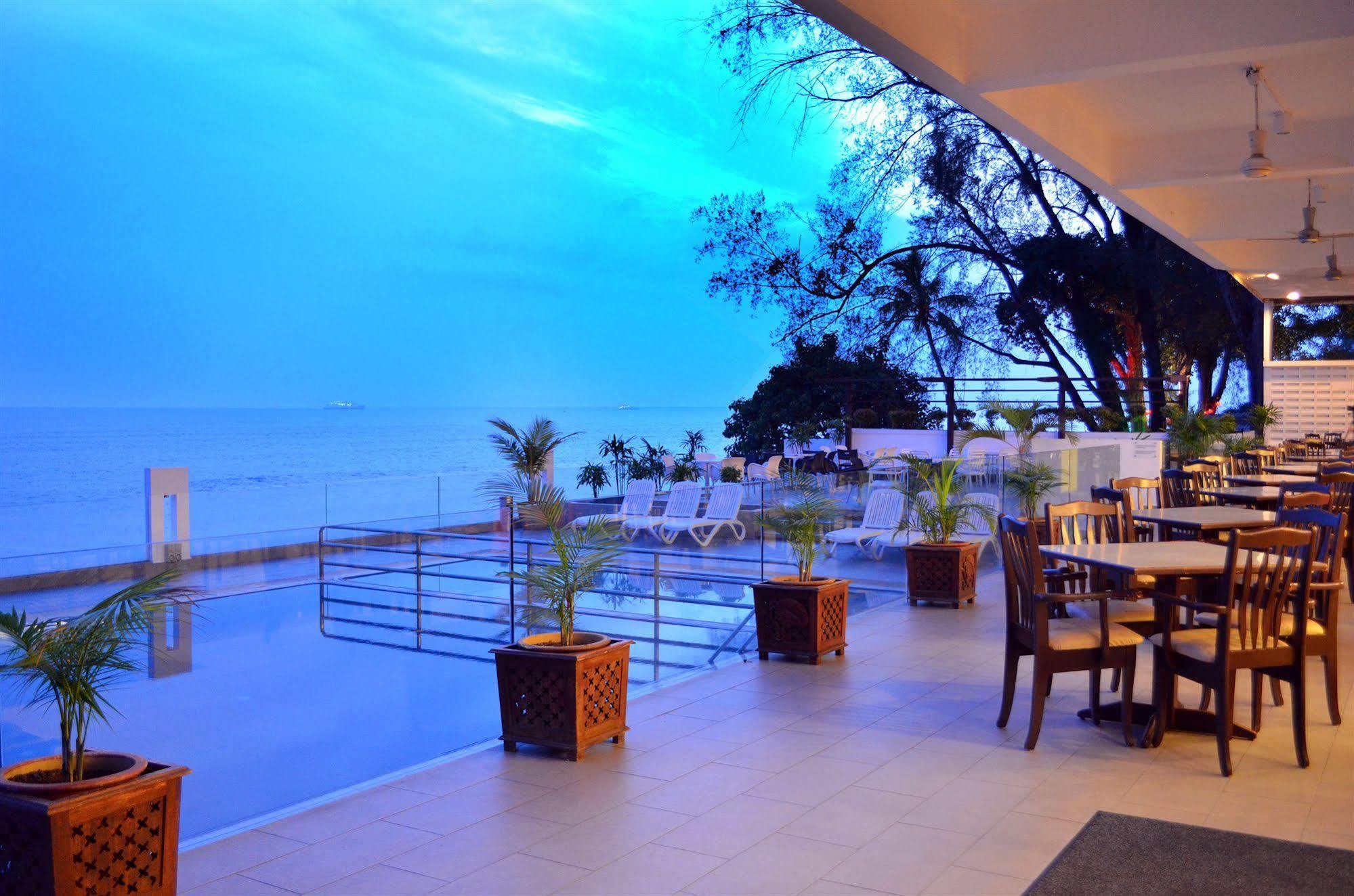 Hotel Sentral Seaview @ ​Beachfront Tanjung Bungah  Ngoại thất bức ảnh